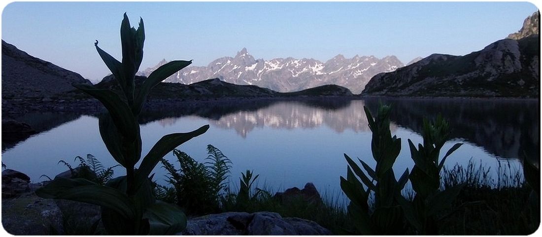 Le lac de la Sagne en montant la Combe des Sept Laux pour le Pic des Cabottes, et le Pic de la Belle Etoile.