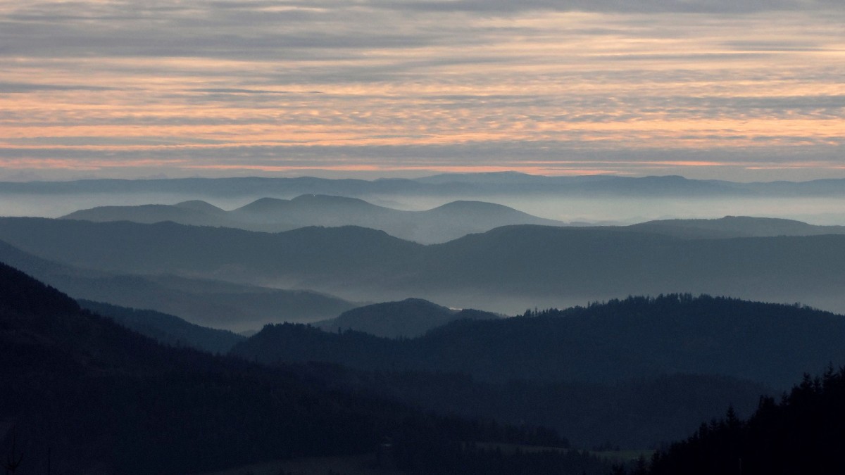 Vallées embrumées du Nordschwarzwald, vues du Hornisgrinde.