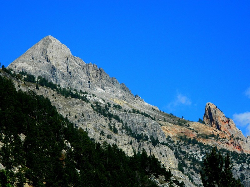 L'Aiguille Rouge et le piton rocheux qui donne le nom à la montagne.