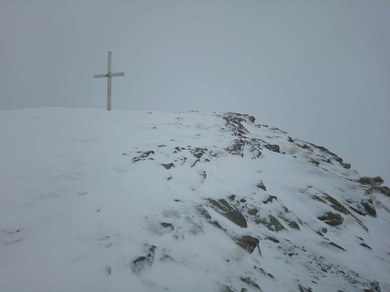 Croix sommitale de la Gardiole de l'Alp dans le brouillard...