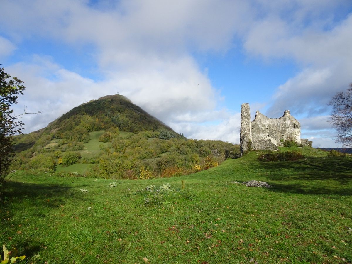 Ruines du château de Chaumont et au fond, le Vuache