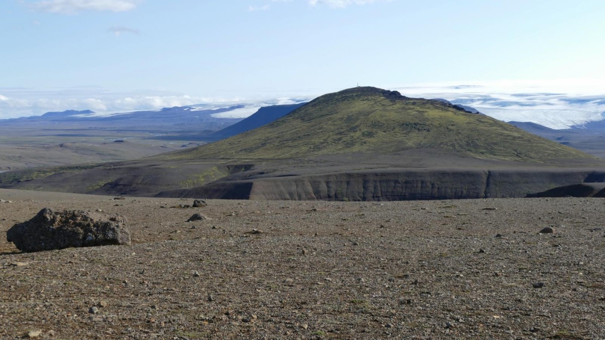 Le belvédère de l'Asgardsfjall vu du sentier conduisant au site de Hveravellir.