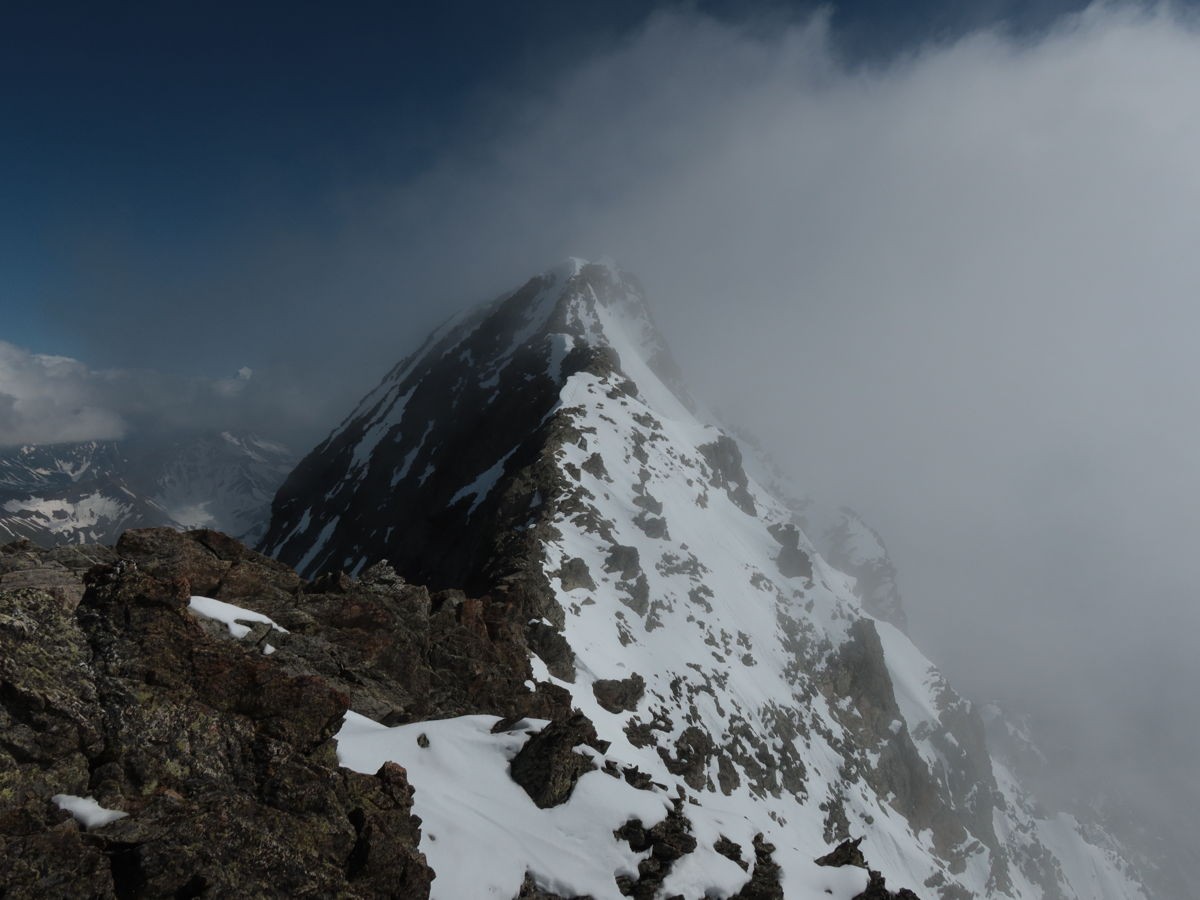 Ambiance alpine du sommet, avec vue si les nuées le permettent.