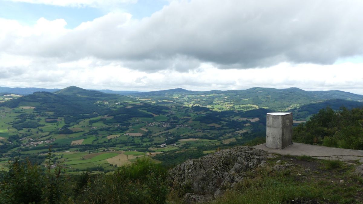 Un beau panorama depuis la croix sommitale