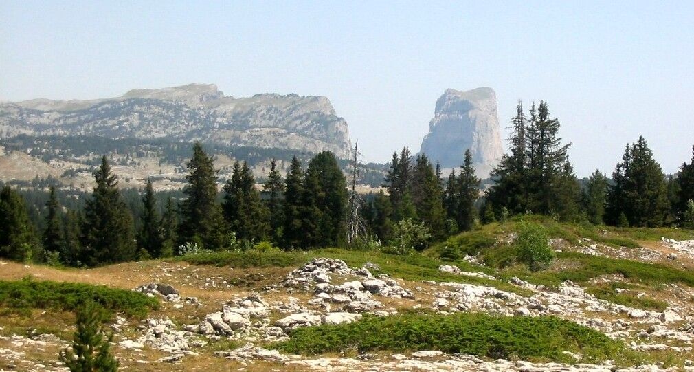 Les Rochers du Parquet et le Mont Aiguille