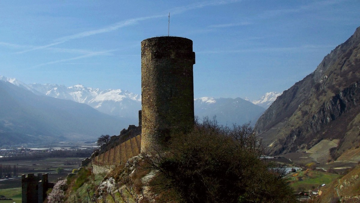 La tour Bayard (château de Saillon), au pied du versant sud de la Tête du Betson.
