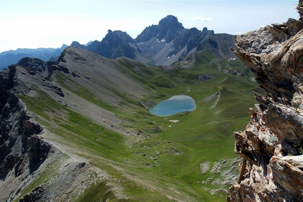 Vue sur le lac de la Reculaye en descendant de la Pointe éponyme