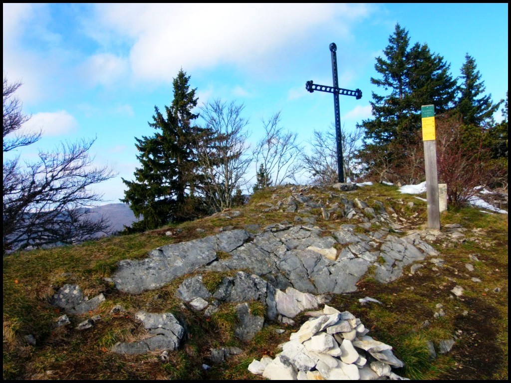 Croix métallique et cairn au sommet du Gros Martel.