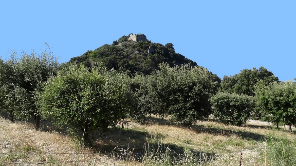 Piton rocheux surmonté par les ruines du château de la Viale.