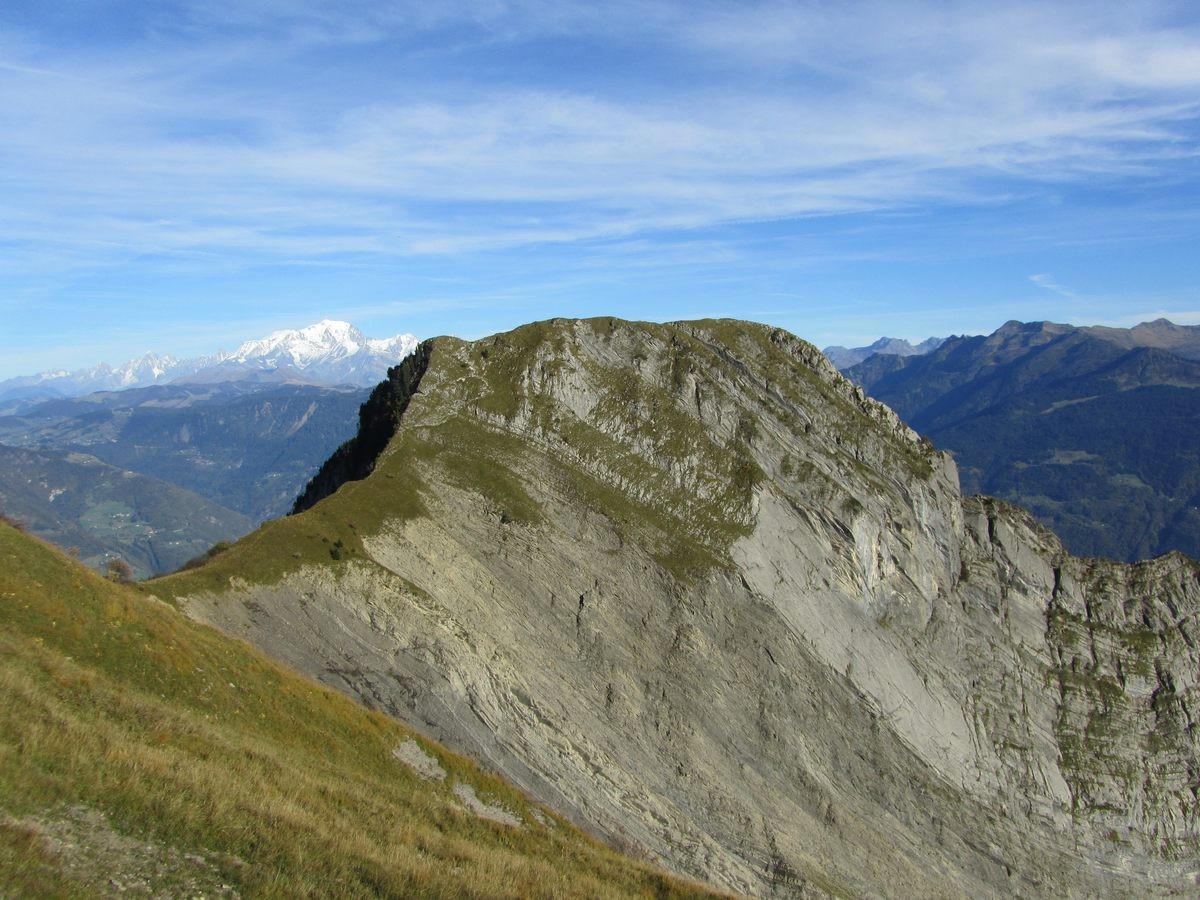 la Pointe de la Sellive, au fond le massif du Mont Blanc.