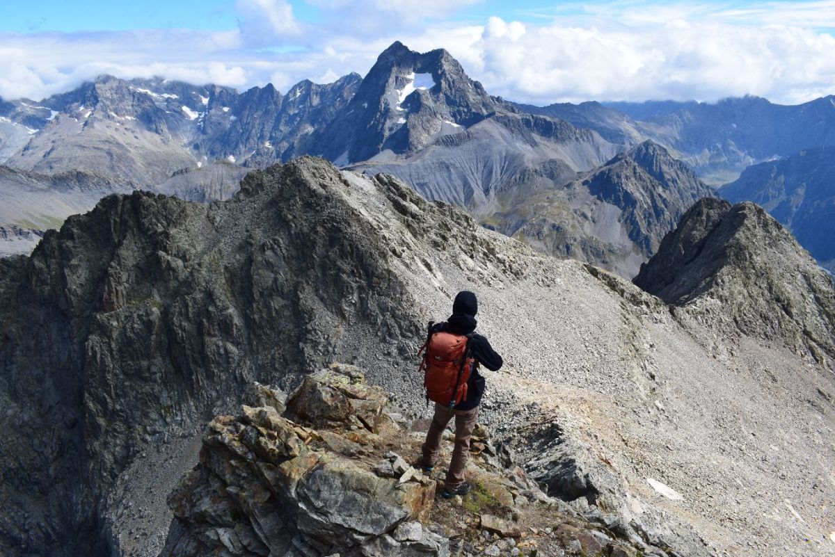 Lors du final par l'arête, regard vers le Sirac... (Photo Vannina)