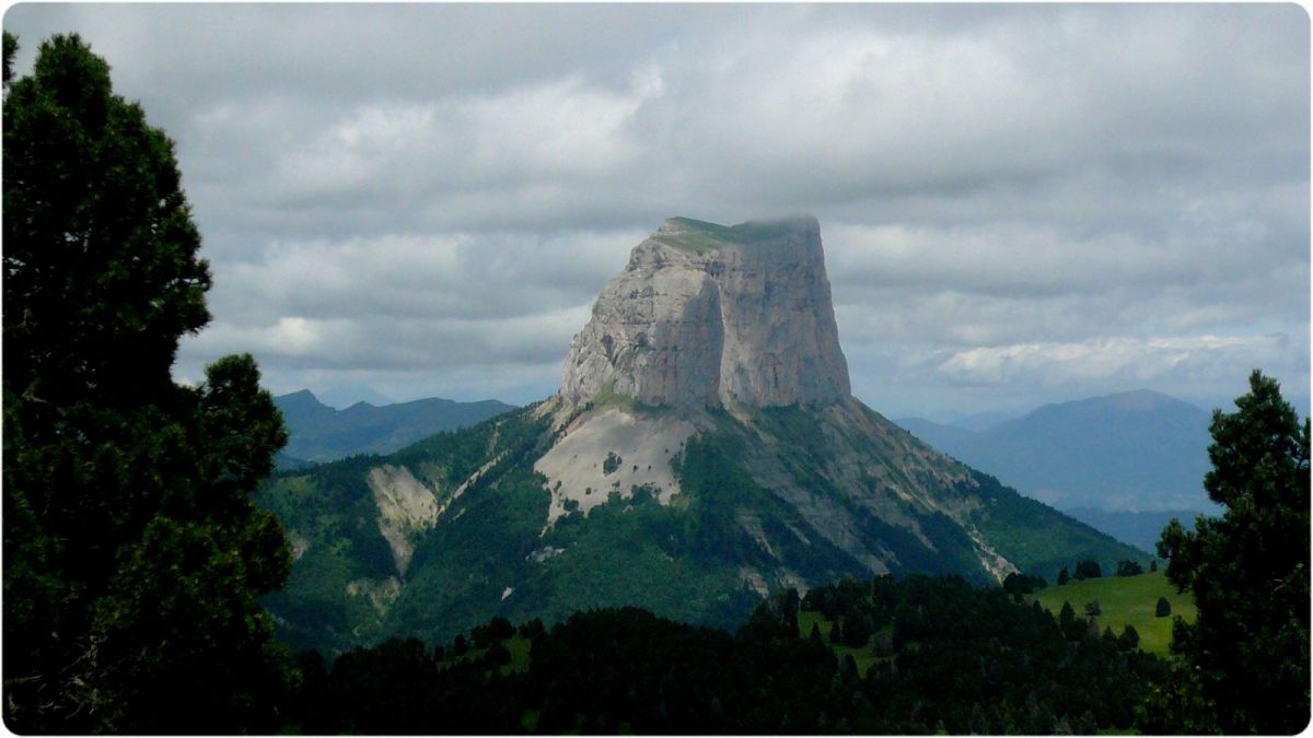 Le Mont Aiguille dans toute sa splendeur du Pas de la Chèvrerie.