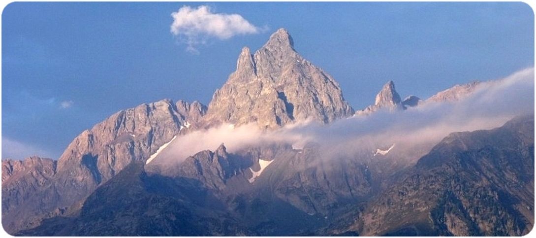 Le Grand Pic de Belledonne en montant la Combe des Sept Laux regard arrière.