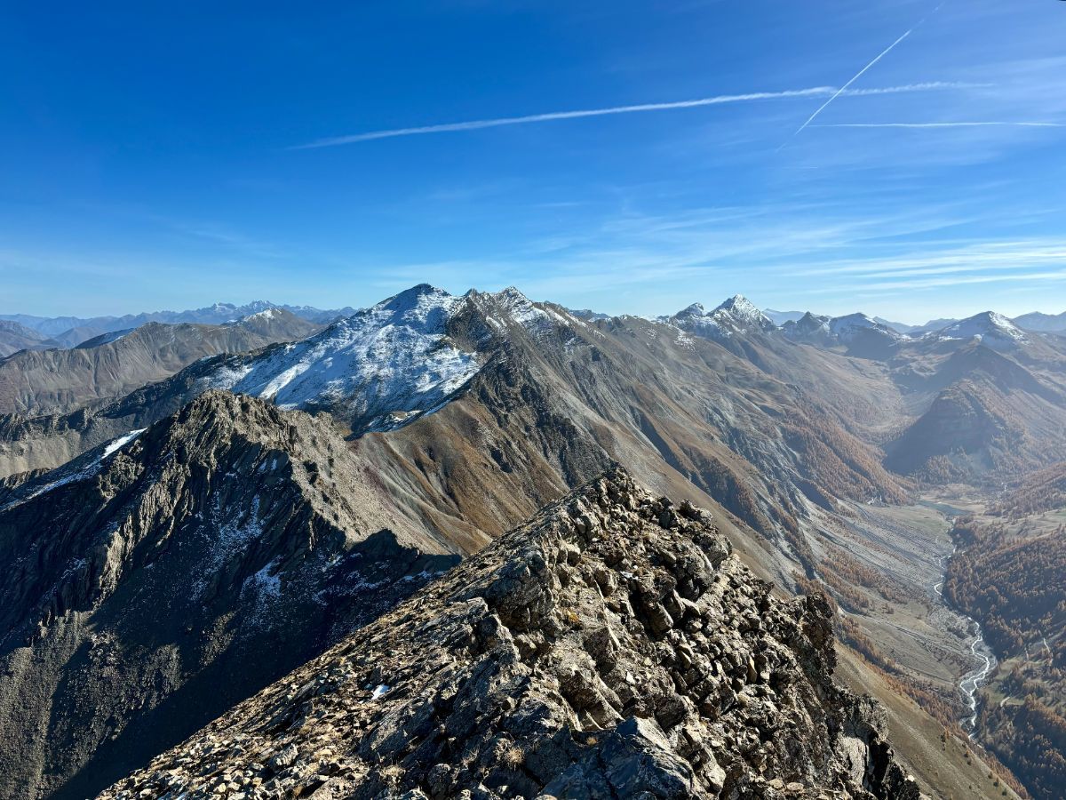 Vue du sommet du Bec de l'Aigle sur la Tête de Fer, la Pointe de Vermeille et le Germas.