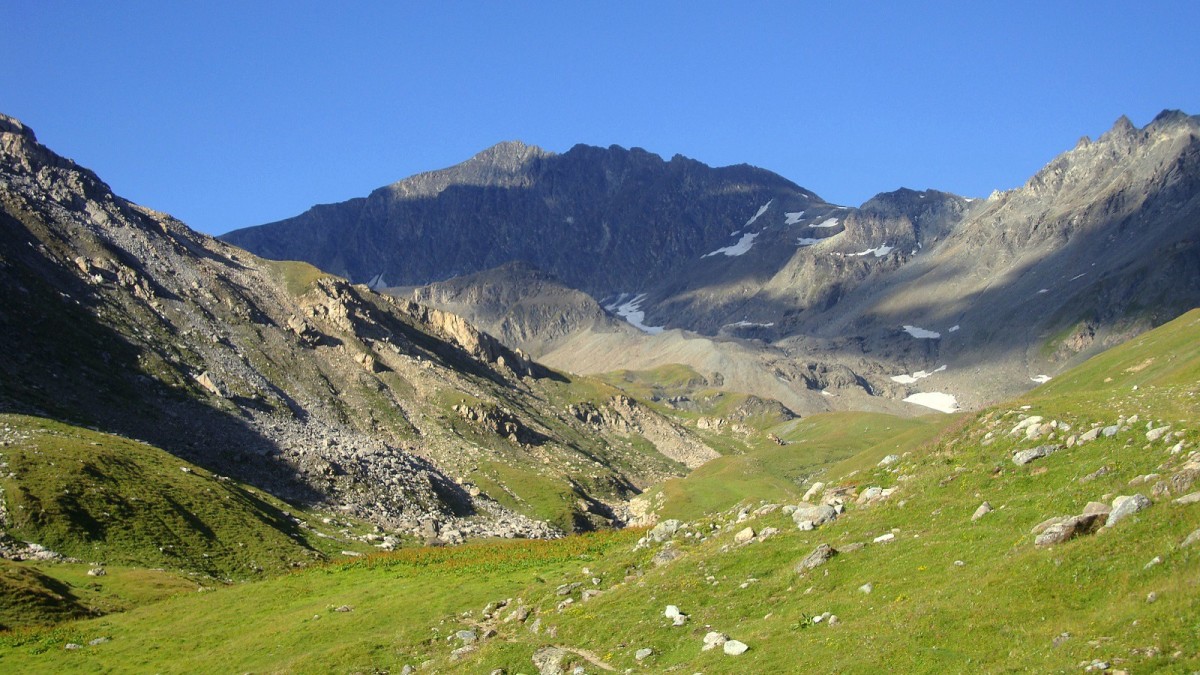 Pointe de la Sana vue du sentier contournant le Rocher du Mont Roup.