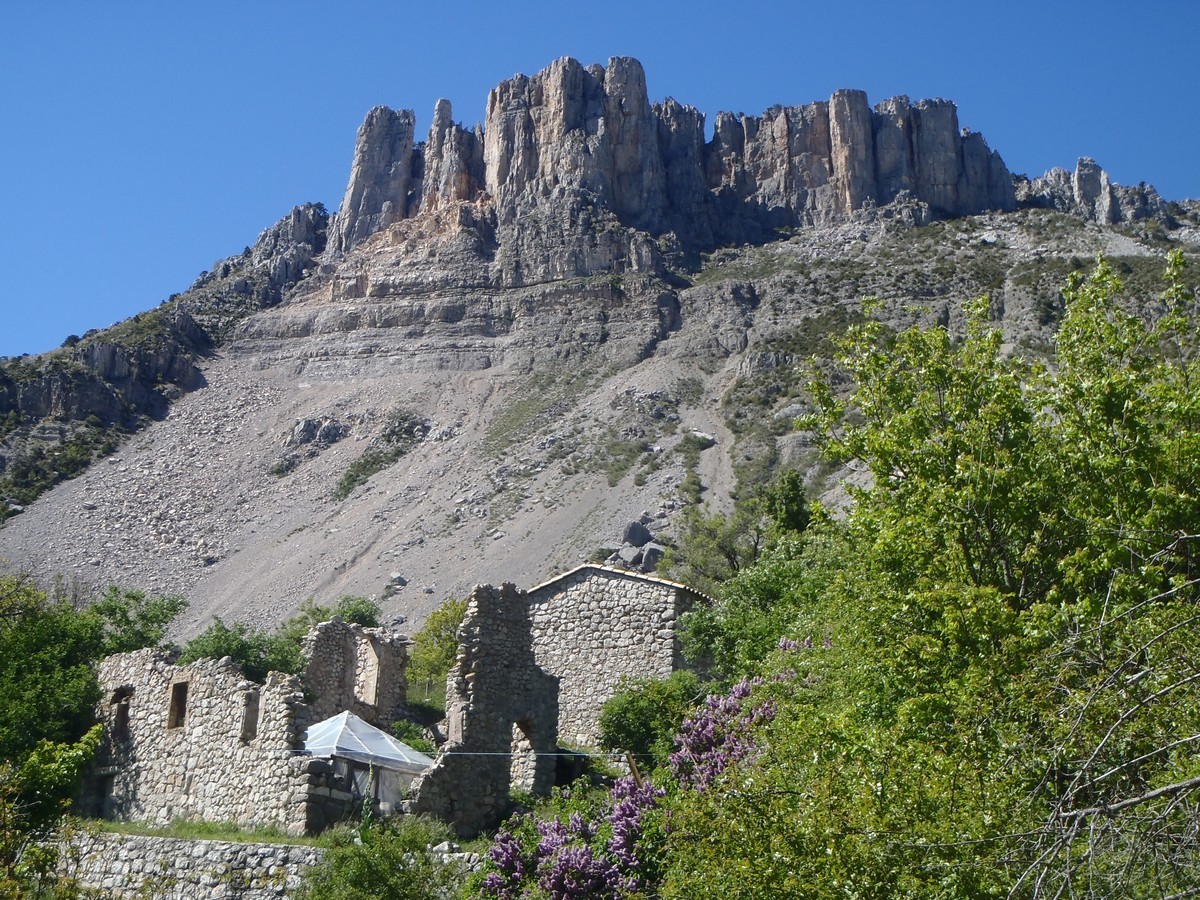 Cet éperon rocheux dresse sa haute stature en amont des Gorges du Verdon tel un immense château féodal