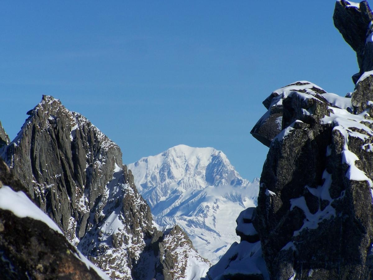 Le Mont Blanc, dans l'encadrement du col François.