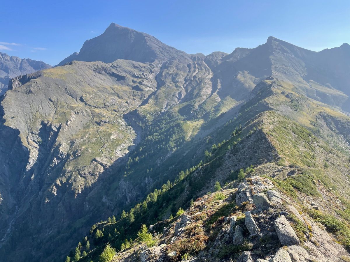 Parcours en crêtes avec le Vieux Chaillol en fond.