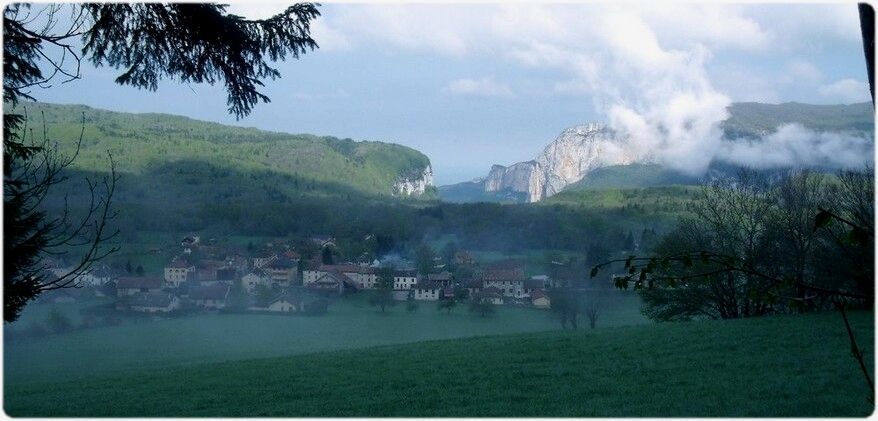 St-Julien-en-Vercors dans la brume matinale.