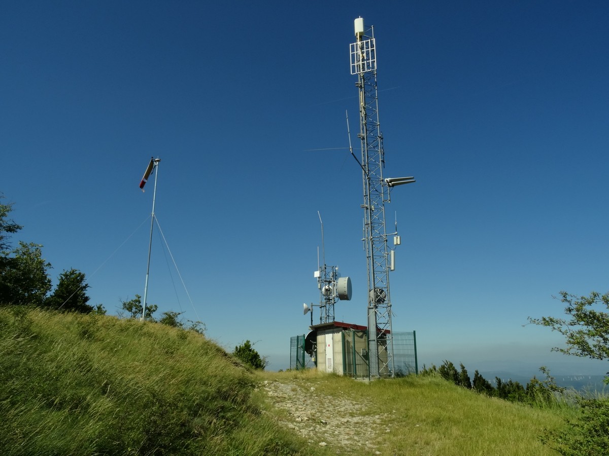 Petite antenne au sommet du mont Rachas. 