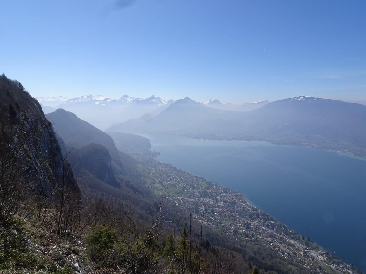 Le lac d'Annecy et les Bauges vus du Mont Veyrier