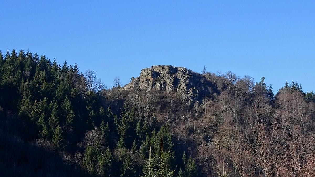 Le piton rocheux où se dressait jadis le château du Thoil.