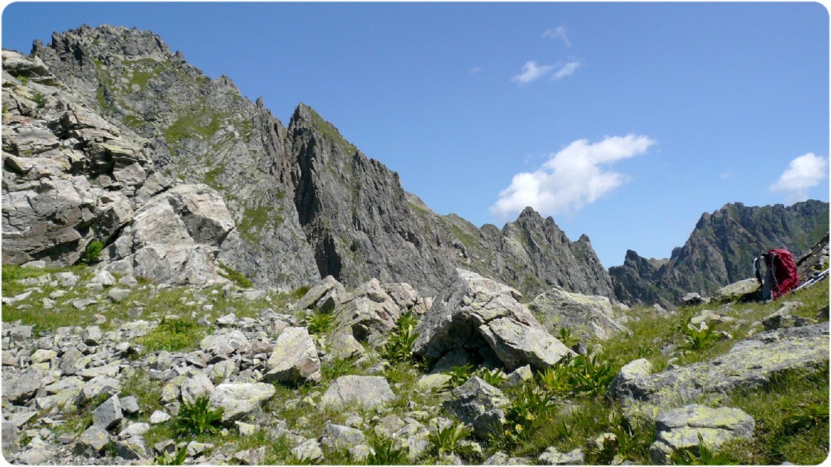 Du Col de la Petite Vaudaine, regard sur les Aiguilles de Jasse Bralard.