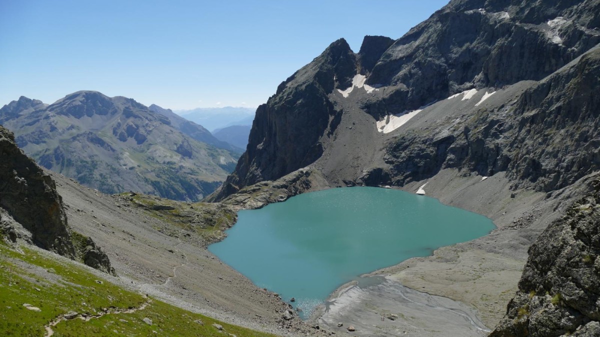 Le magnifique Lac de l'Eychauda, et sur la gauche le sentier d'accès au Col des Grangettes.