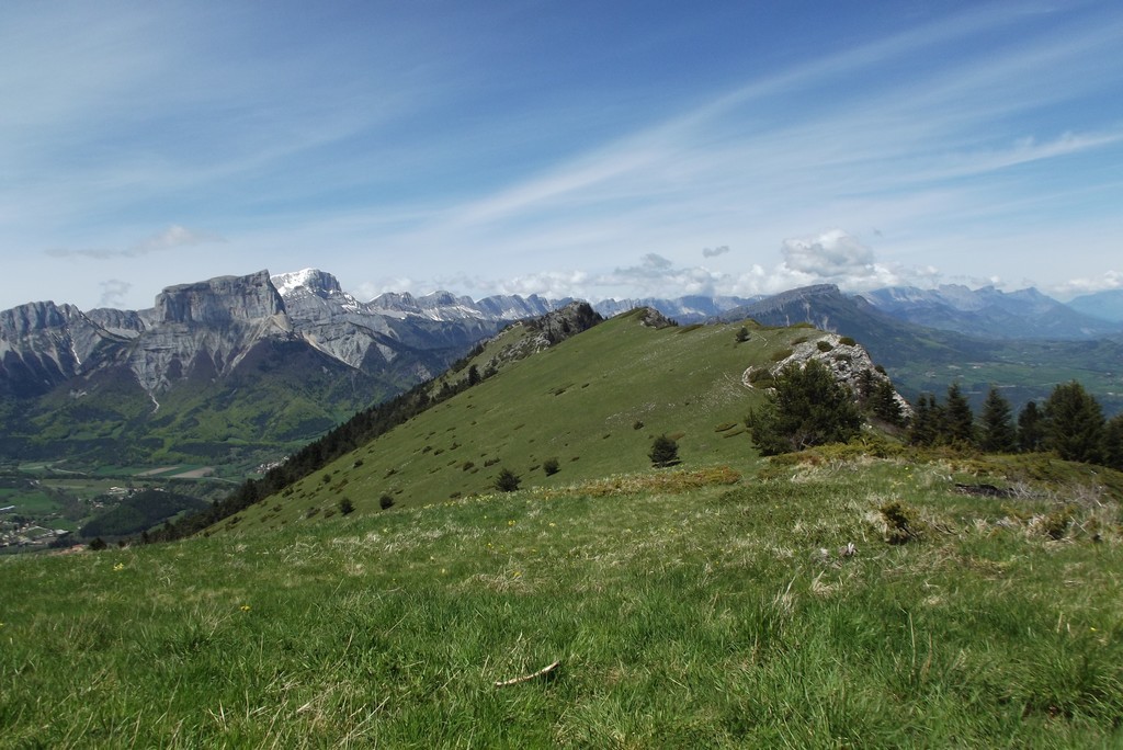Du sommet du Platary, vue sur la barrière du Vercors et l'omniprésent Mont-Aiguille