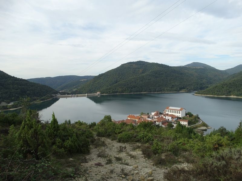 Le village d'Eugi et son lac 