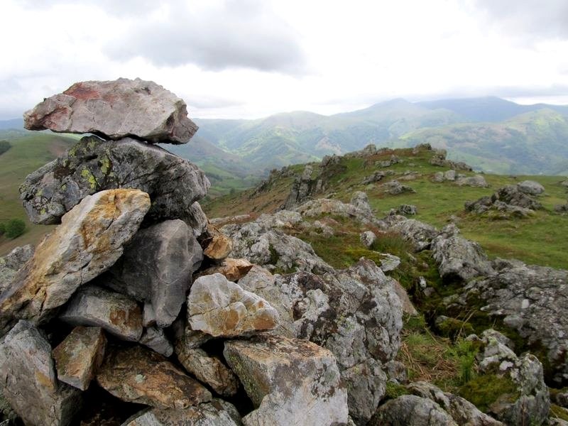 La caïrn sommital de l'Otsamunho (901m)