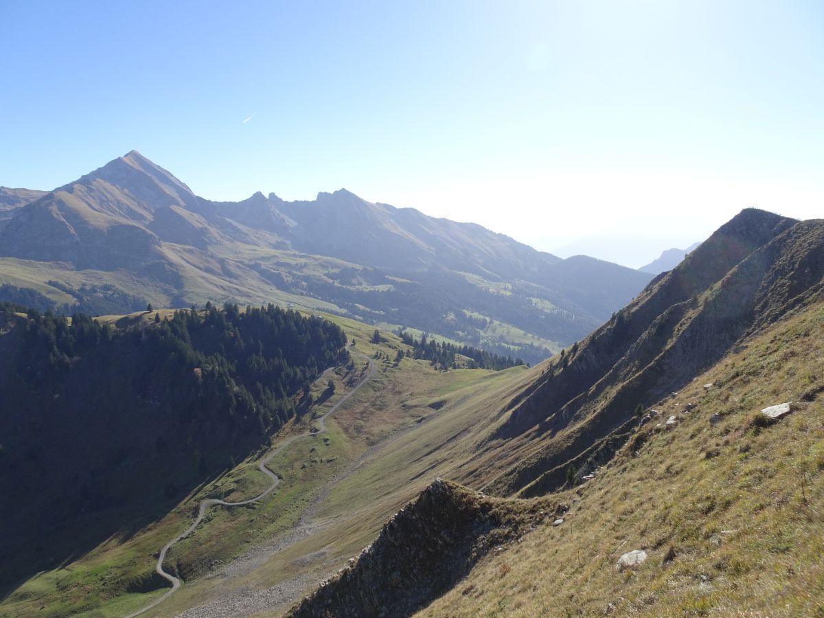 Montagne de Sulens : le Charvin à gauche et au milieu, le Plan du Tour