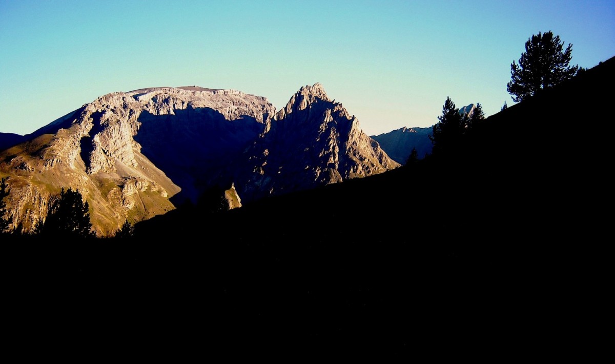 La Mortice, au lever du Soleil, vue de la montée au refuge de Chambeyron.