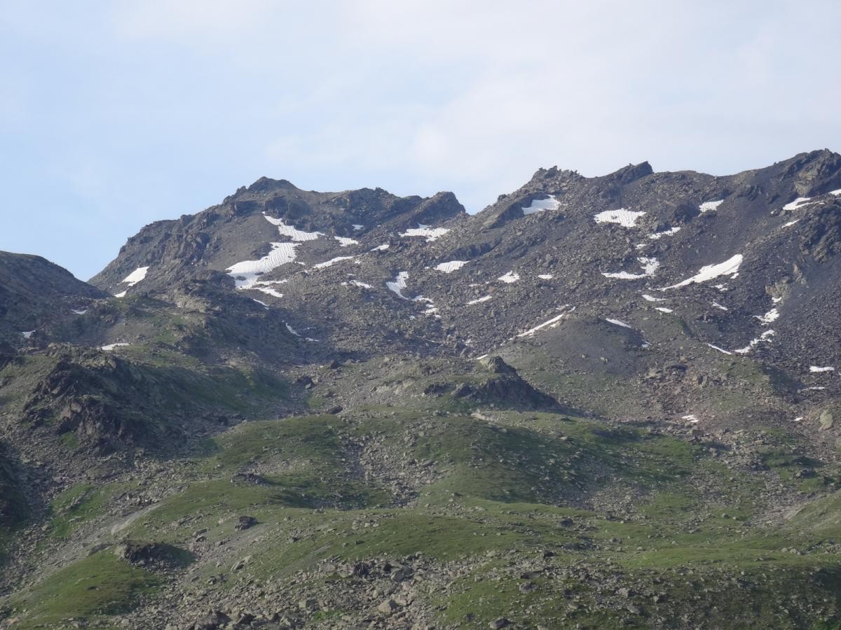 Petit zoom sur la Roche Noire (à gauche) vue du bivouac