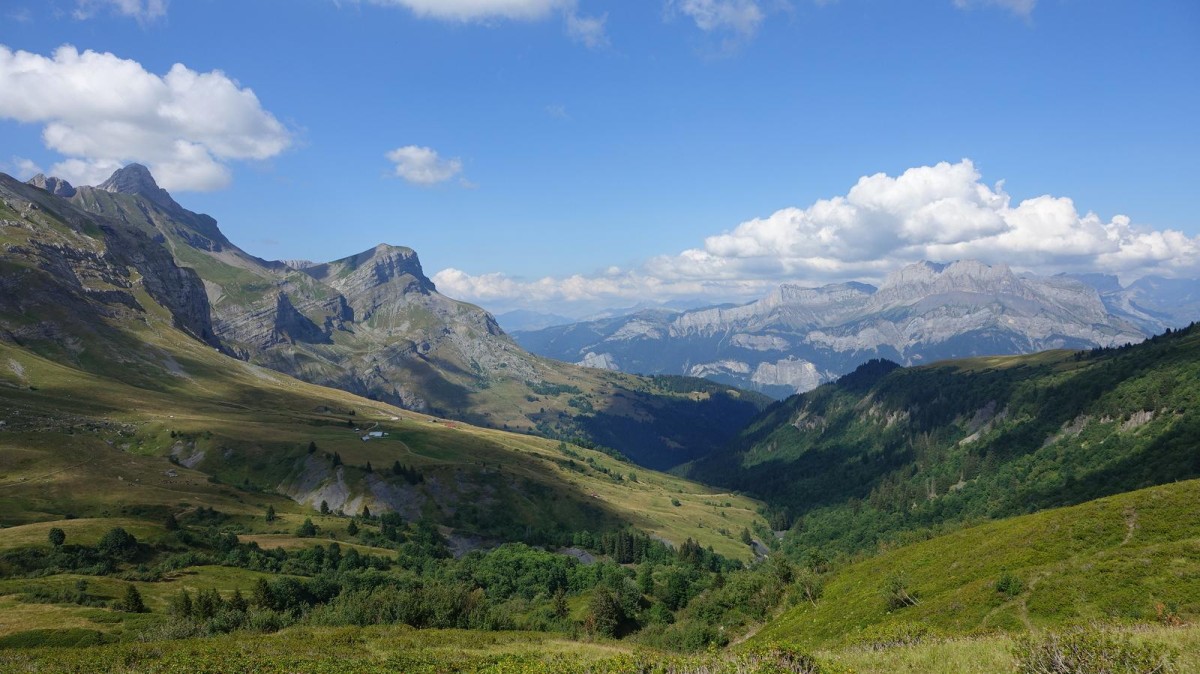 Les Aravis font face aux Fiz.