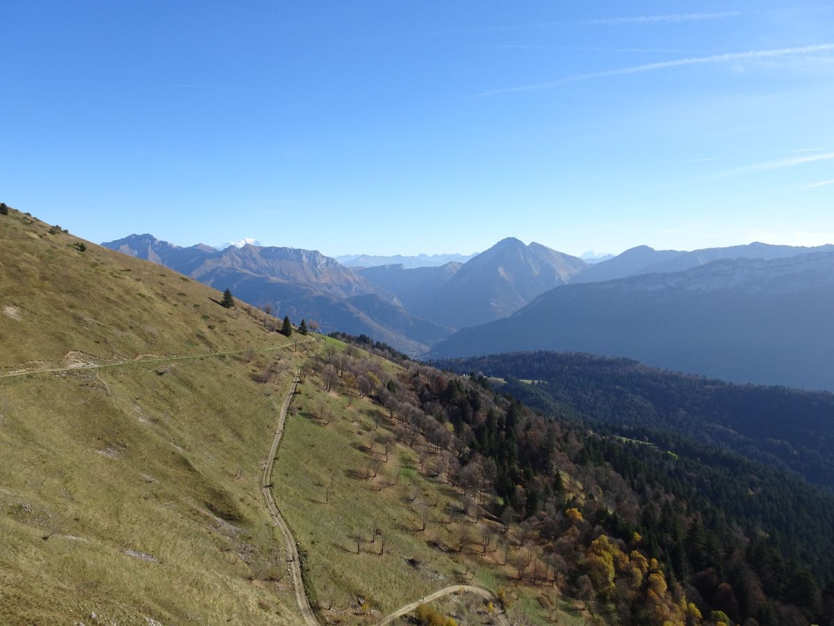 Col de la Cochette avec au loin les hauts sommets des Bauges