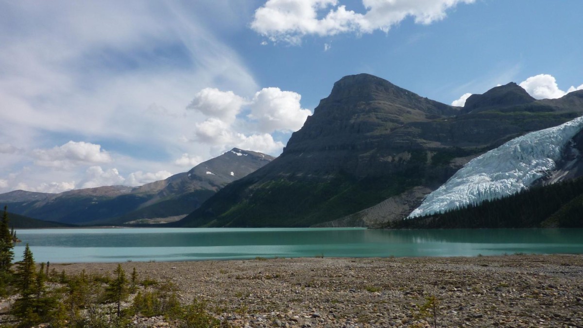 Exceptionnelle beauté du Berg glacier donnant naissance au lac du même nom.