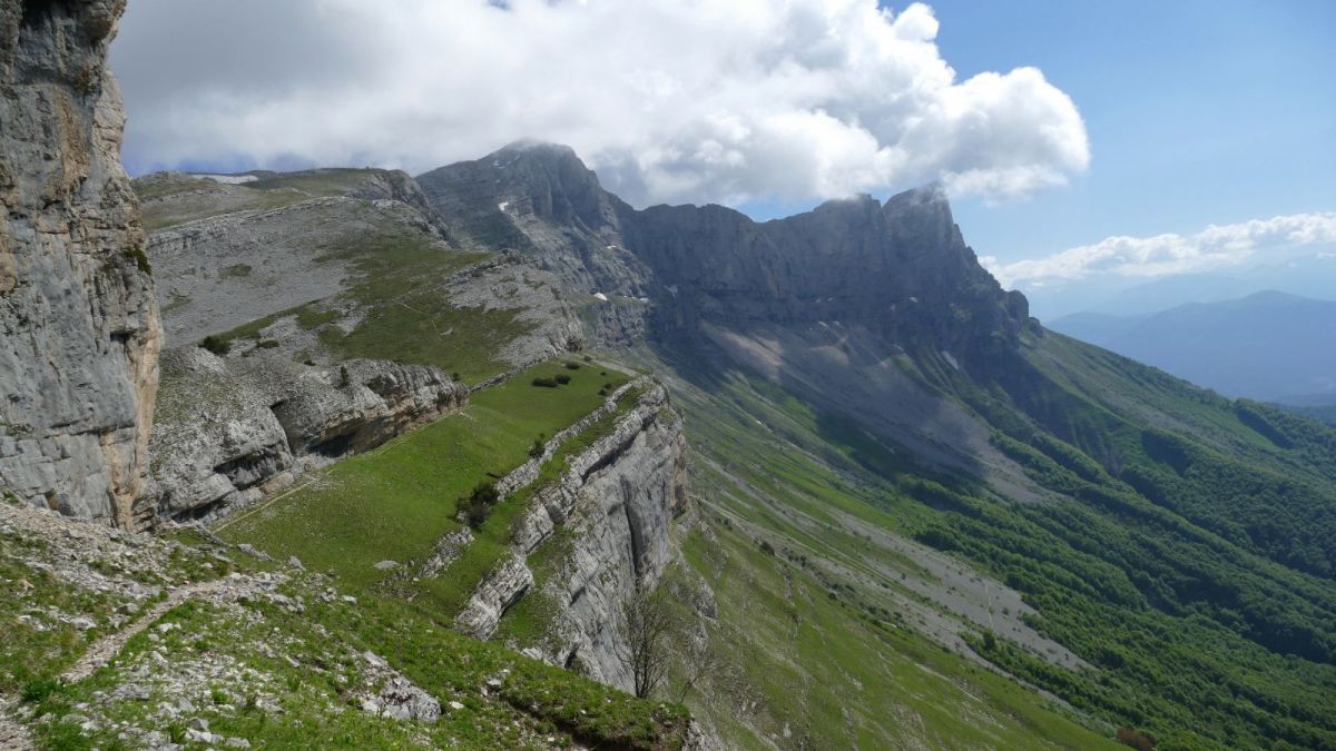 La plus que confortable vire débouchant au Pas de la Balme.