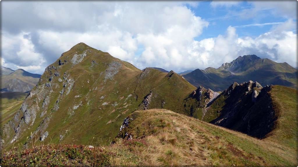 Vue sur la Pointe du Dzonfié et le Crêt du Rey