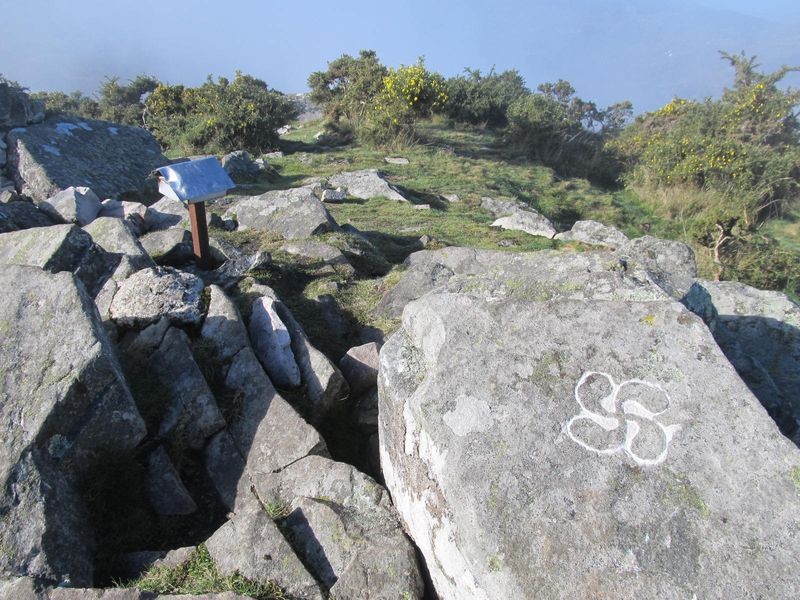 Sommet de l'Ibantelli 698m.  une croix basque sculptée sur un rocher.