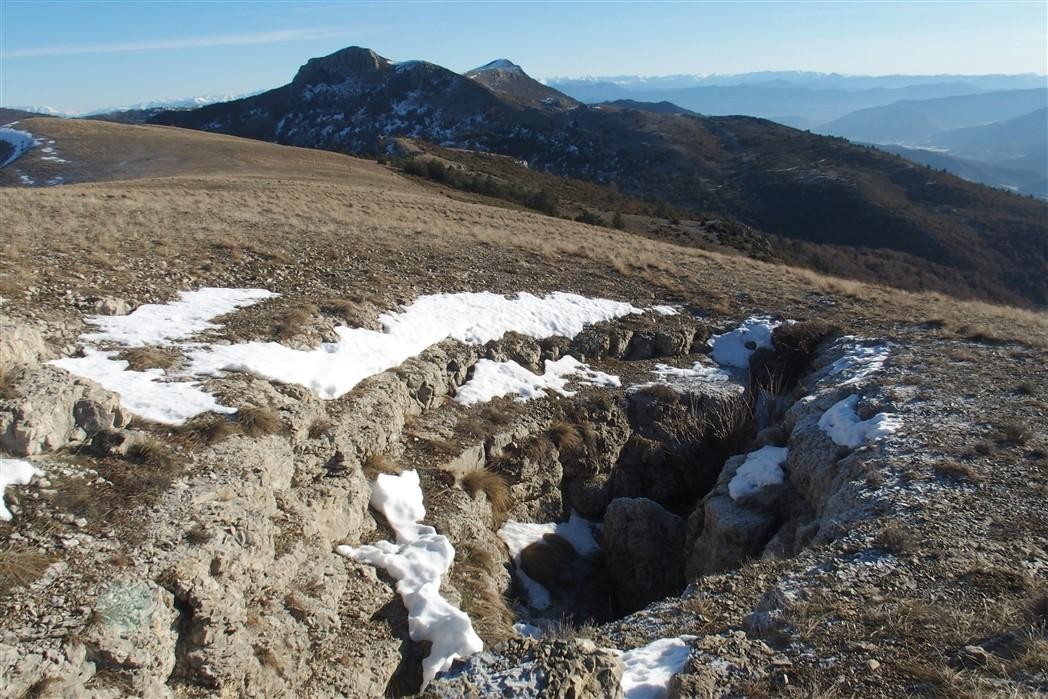 Le gouffre du Pied du Mulet avec la Montagne de Mare en arrière-plan.