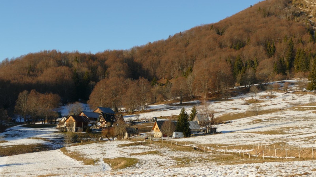 Les Granges de Joigny au pied du mont éponyme.