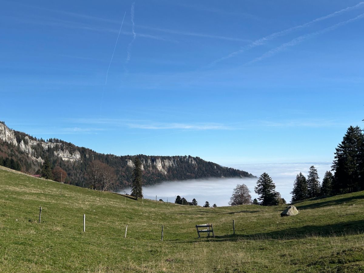 Mer de nuages à marée haute, au pied des Aiguilles de Baulmes