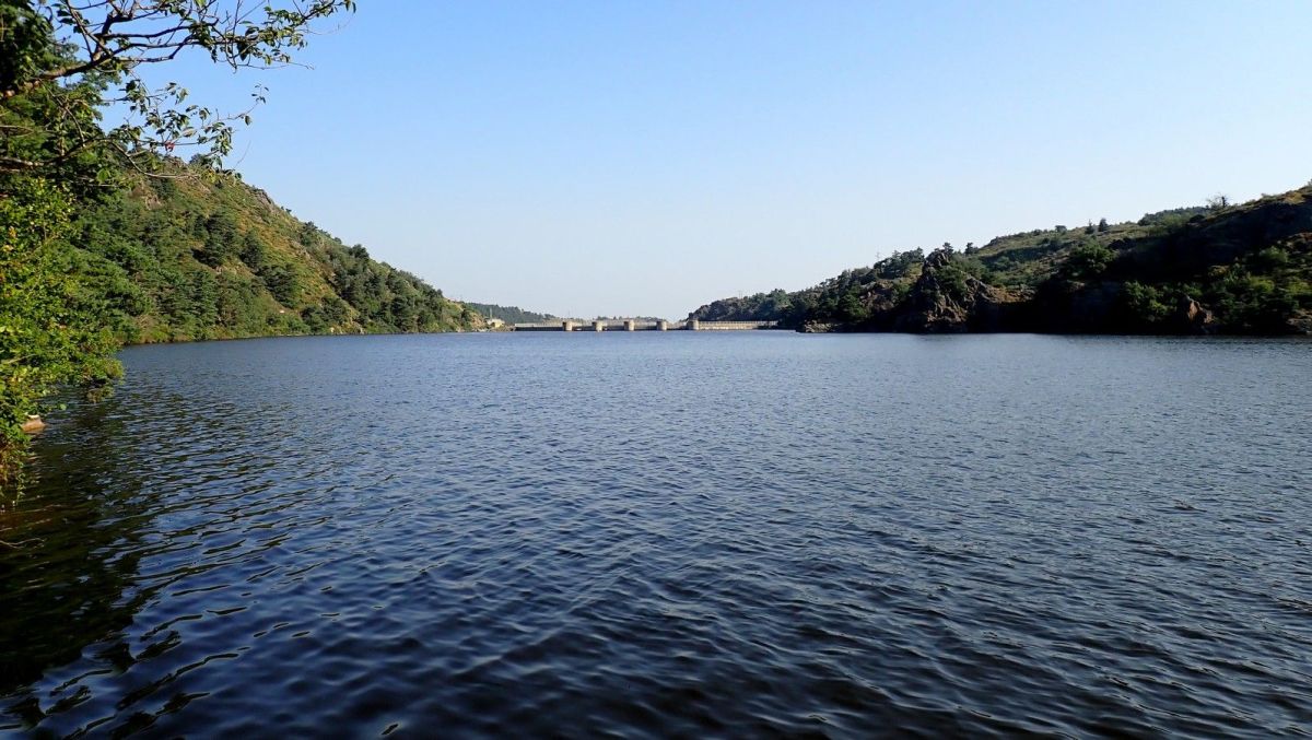 Dans le rétro, sur la sente longeant le lac de Grangent