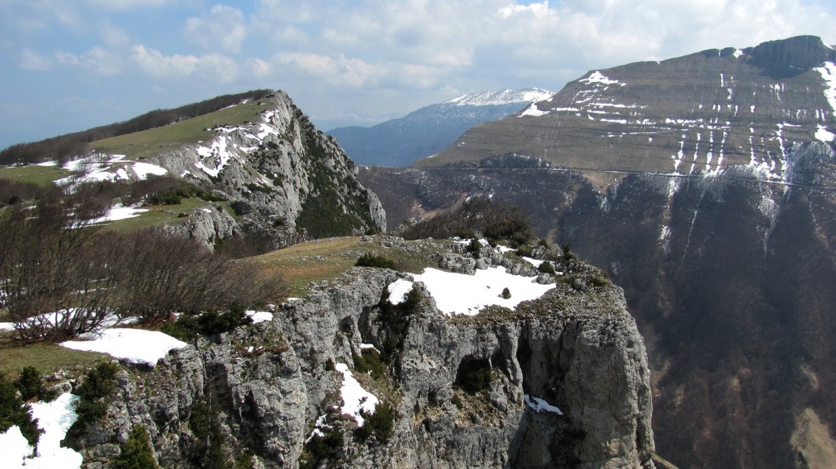 Aprés le Pas de la Sausse : le sommet du Roc de Toulau est en face !