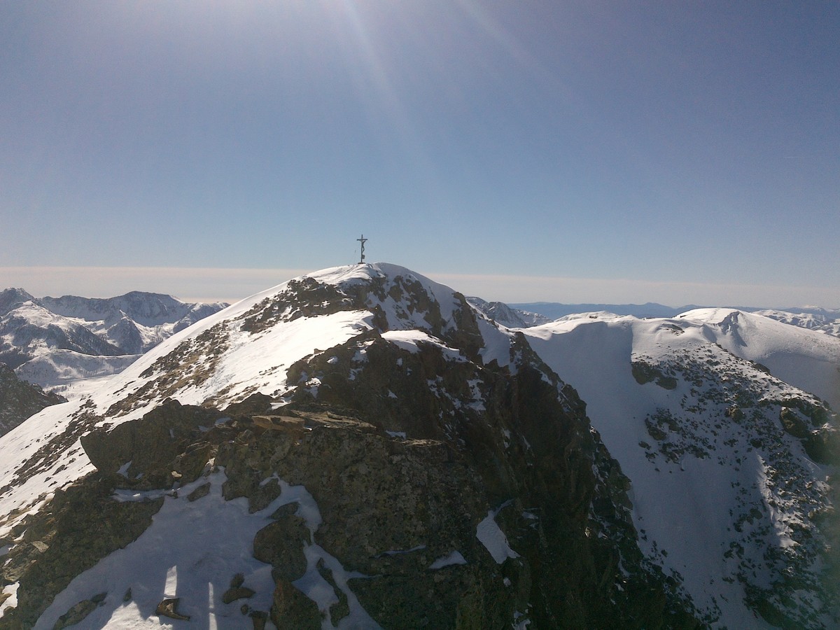 Le sommet de la Lombarde (2800m), peu enneigé pour ce mois de Février.