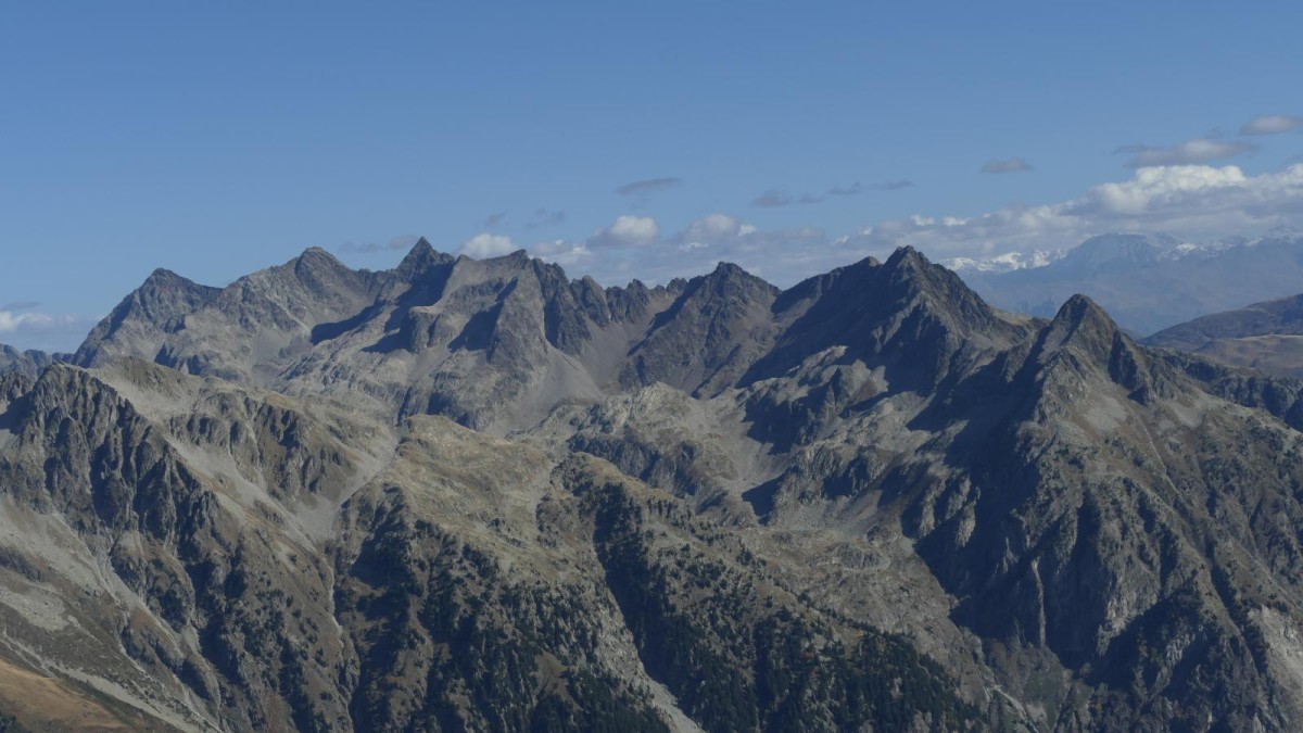 Du Rocher Badon au Pic Bunard, de beaux sommets de Belledonne vus depuis la Pointe Centrale Sud du Ferrouillet.