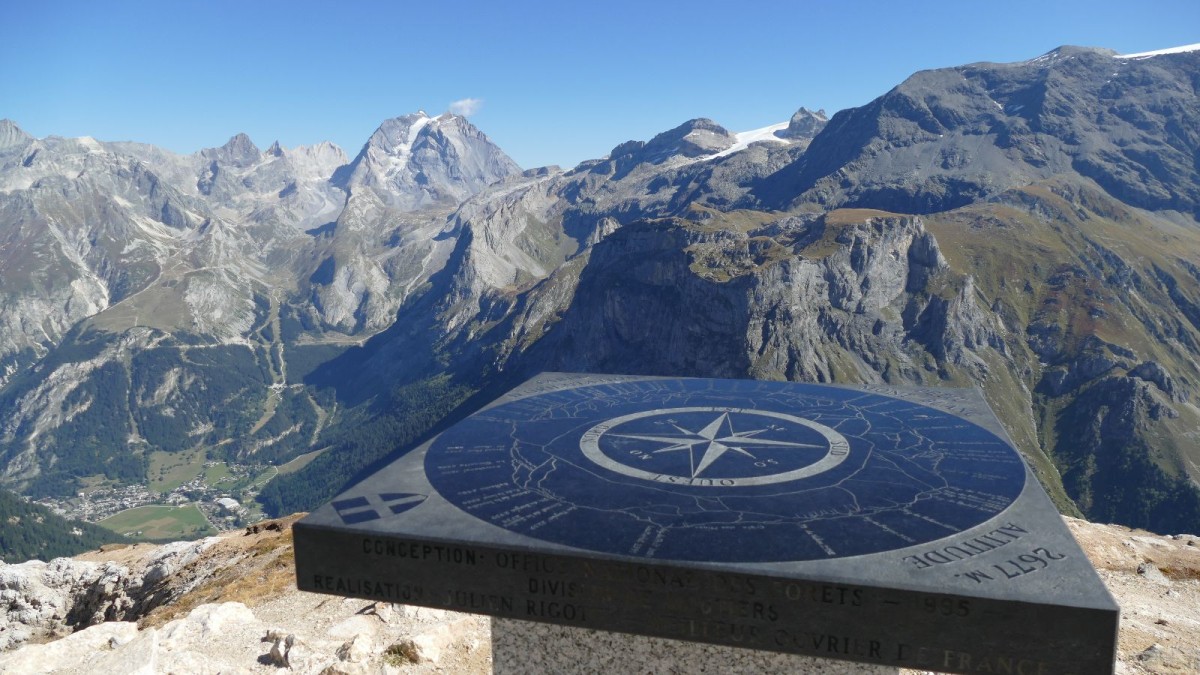 La belle table d'orientation du sommet, et une partie du vaste panorama décrit.