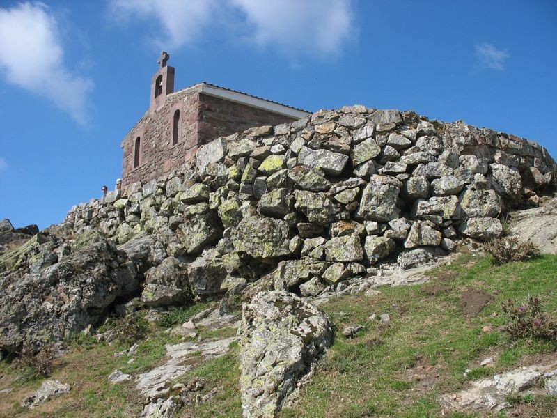 Le sommet de l'Oilarandoi avec sa chapelle sommitale