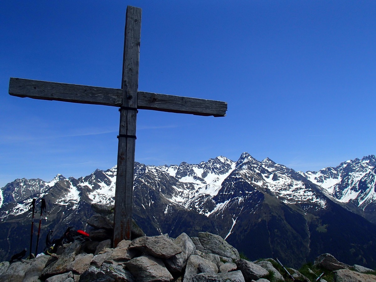 Beau panorama sur le massif de Belledonne depuis la Croix du Grand Rocher (1950m)